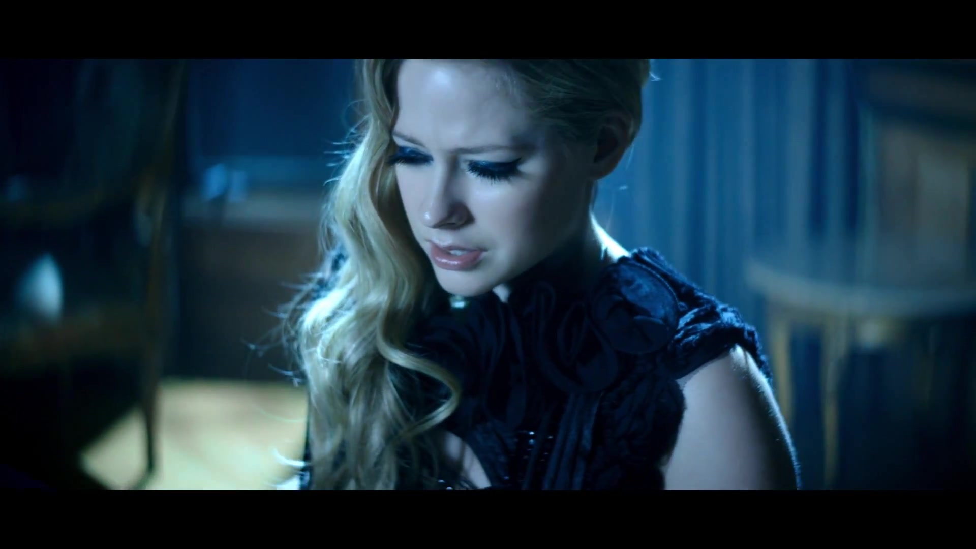 Avril_Lavigne___Let_Me_Go_ft_Chad_Kroeger_243.jpg