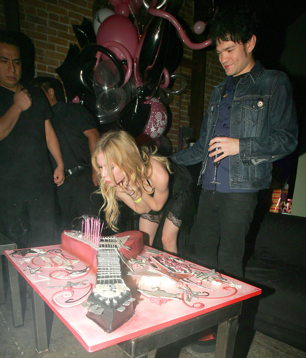 Keywords: avril, cumpleaños, 21, 2005, fiesta, deryck, amigas, lavigne, vestido
