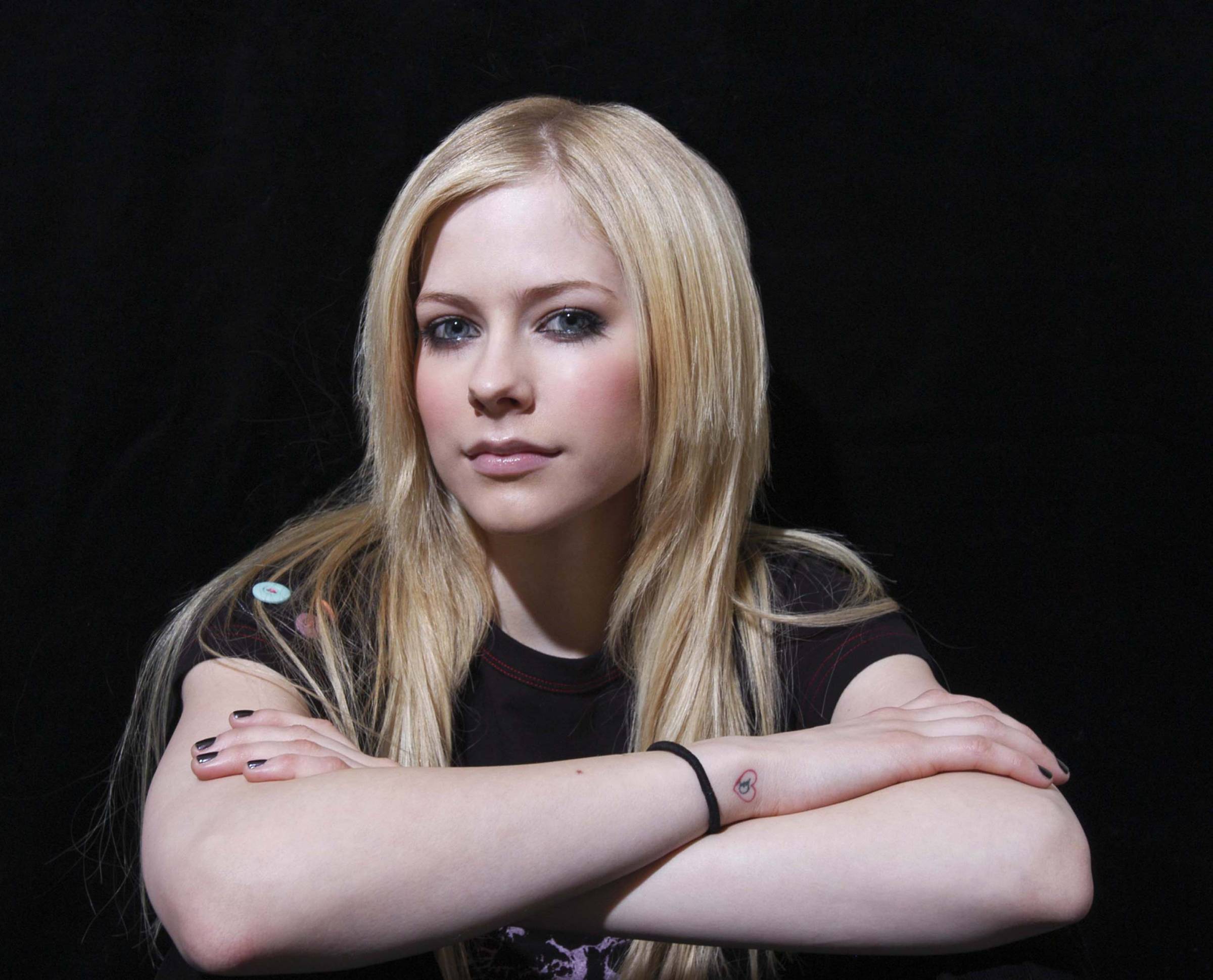 avril62hs9aj.jpg