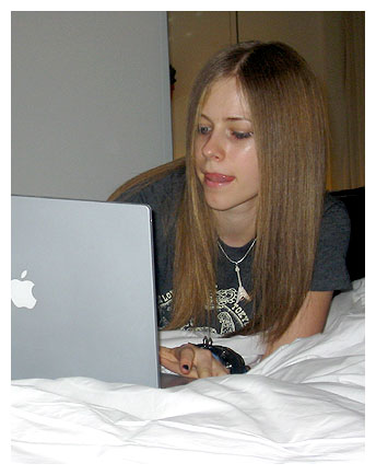 Avril_y_un_pc.jpg