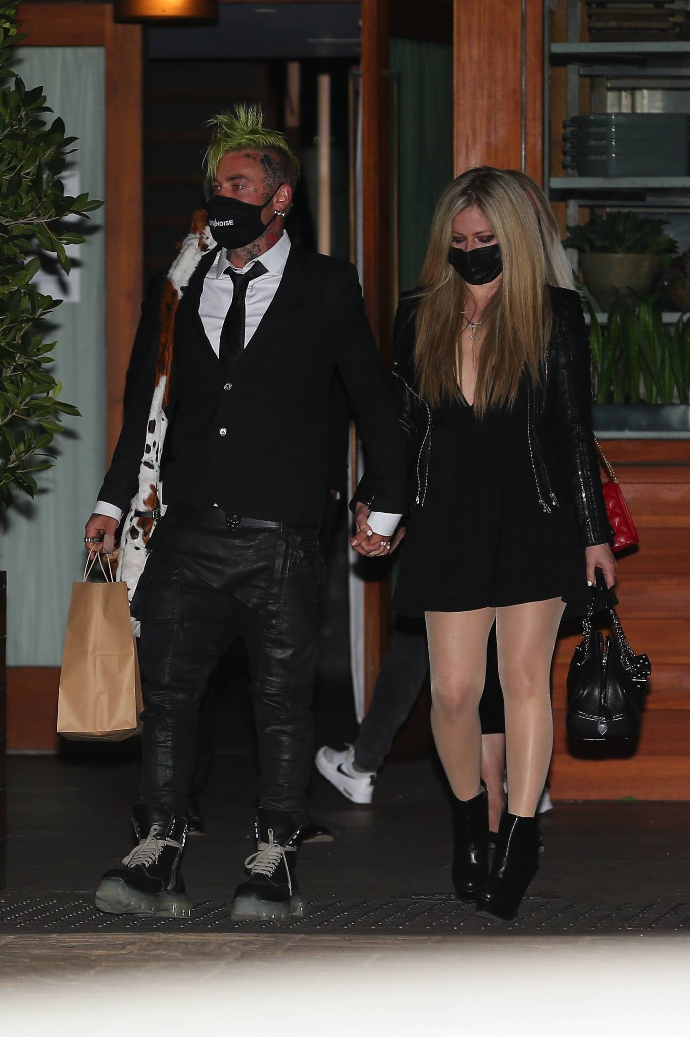 Avril-Lavigne---Out-for-a-dinner-at-Giorgio-Baldi-in-Santa-Monica-17.jpg