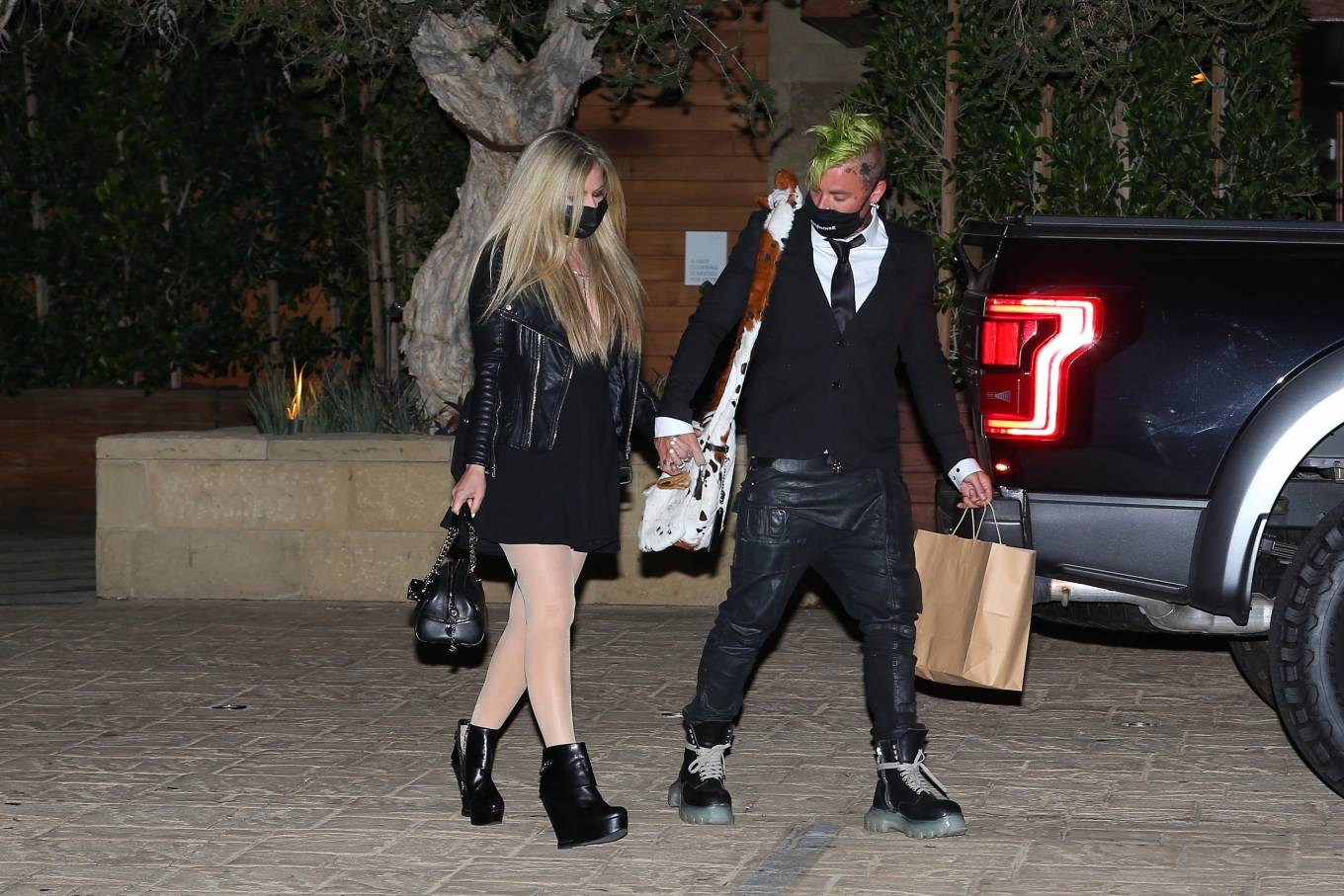 Avril-Lavigne---Out-for-a-dinner-at-Giorgio-Baldi-in-Santa-Monica-21.jpg